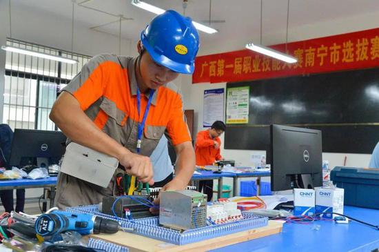 以賽促技，匠心筑夢——記南寧選拔賽電工項目競賽現(xiàn)場技術(shù)咨詢服務(wù)